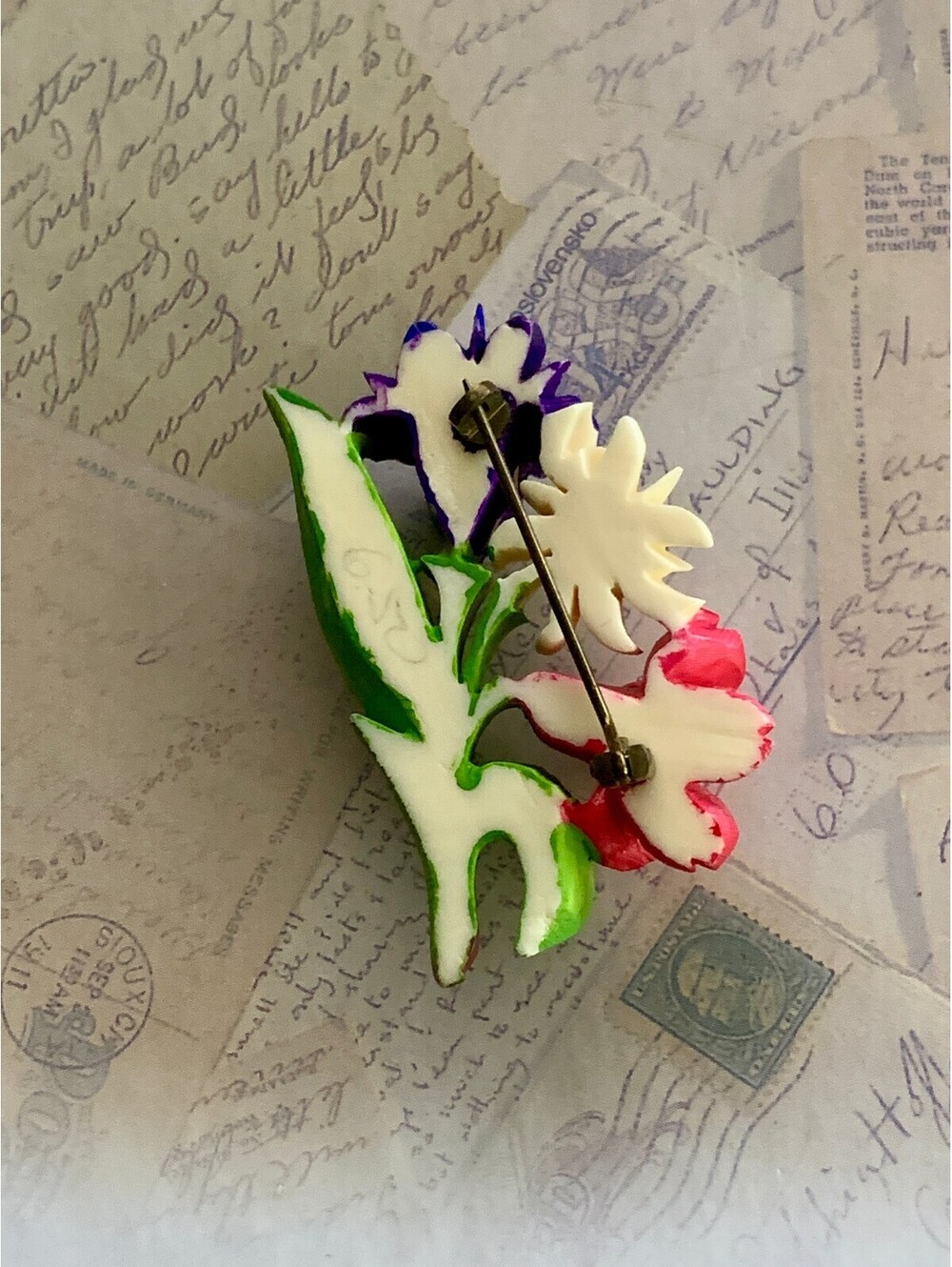 Vintage Carved Alpine Tyrolean Flower Bouquet Celluloid Figural Brooch Pin - Picture 2 of 3